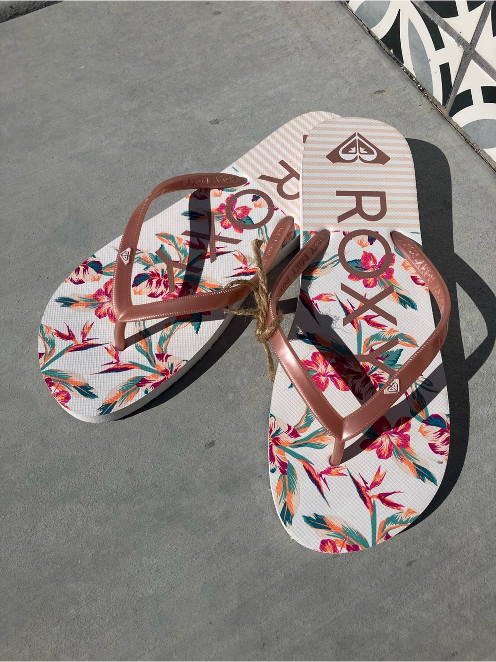 Roxy NEW Women’s Rose Gold Strap Floral Flip Flops